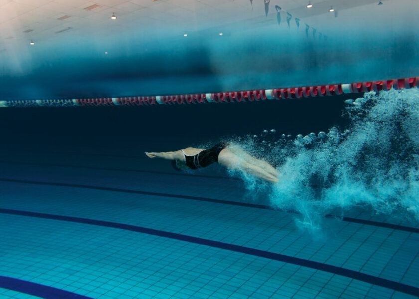 nageur-complet-equipement-dans-piscine