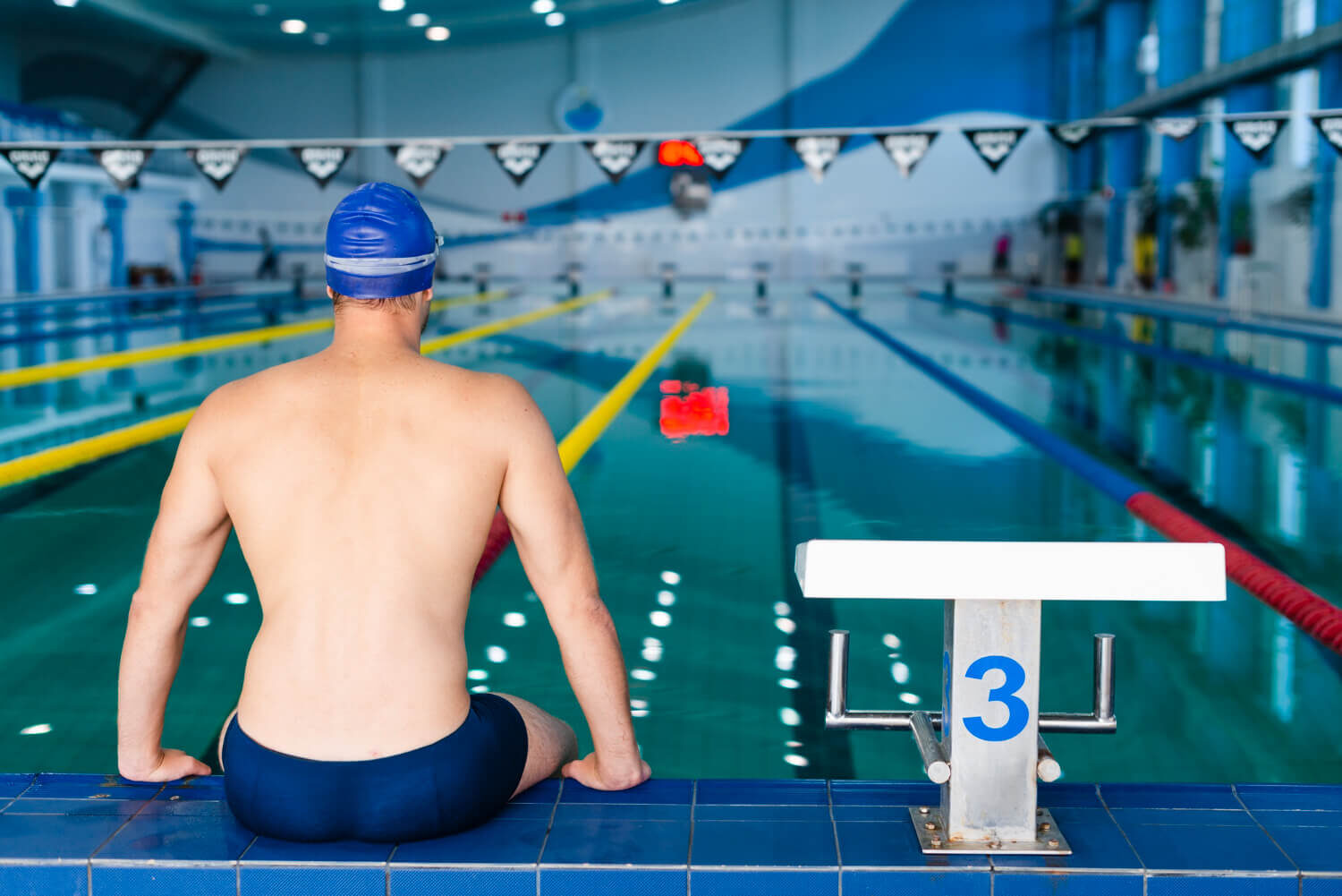 vue-arriere-homme-debout-bord-piscine