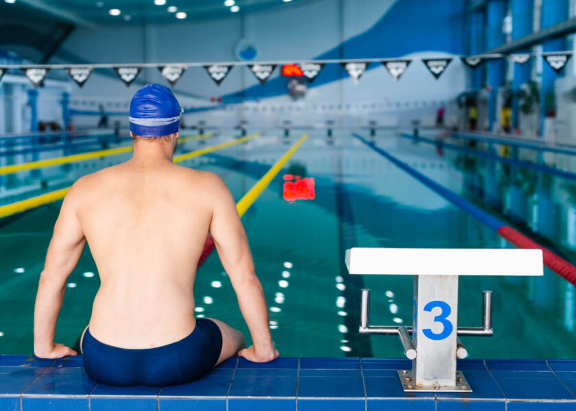 vue-arriere-homme-debout-bord-piscine